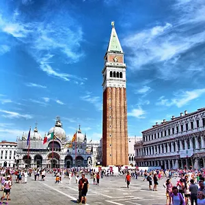Raggio Di Sole Dietro Piazza San Marco , Venecia Italia